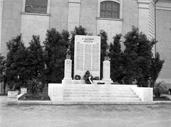 Szlovákia, Rimaszombat, Fő tér (Horthy Miklós tér), I. világháborús emlékmű (Makovics Jenő, 1942.)., 1943, Lissák Tivadar, első világháború, templom, emlékmű, koszorú, katolikus, Fortepan #72196