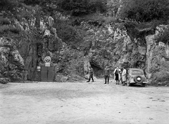 Szlovákia, Kecső, a település határában a Baradla barlang Domicai ágának bejárata., 1943, Lissák Tivadar, német gyártmány, DKW-márka, automobil, rendszám, DKW F5/F7/F8, barlang, pótkerék, Magyar Turisták Szövetsége, Fortepan #72211