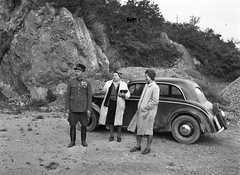 Szlovákia, Kecső, parkoló a Baradla barlang Domicai ágának bejáratánál., 1943, Lissák Tivadar, német gyártmány, DKW-márka, katona, automobil, DKW F5/F7/F8, barlang, pótkerék, Fortepan #72212