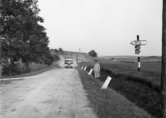 Magyarország, Aggtelek, leágazás a Baradla-barlang aggteleki bejáratához az Aggtelek-Pelsőc úton., 1943, Lissák Tivadar, autóbusz, útjelző tábla, Fortepan #72214