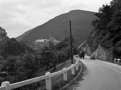 Magyarország, Lillafüred, Miskolc, Vadas Jenő utca, szemben a Palotaszálló., 1943, Lissák Tivadar, lovaskocsi, szálloda, neoreneszánsz, kerítés, automobil, Lux Kálmán-terv, Fortepan #72227