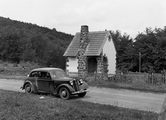 Magyarország, Galyatető, Mátraszentimre, Mátrai út a Tölgyes utca torkolata közelében., 1943, Lissák Tivadar, német gyártmány, DKW-márka, kerítés, automobil, DKW F5/F7/F8, útőrház, Fortepan #72247