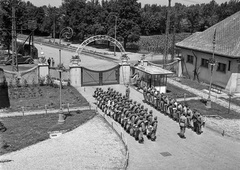 Magyarország, Budapest XVI., Mátyásföld, Újszász utca 41-43. (Keresztúri út 1-3.), a Magyar Királyi Honvéd gépkocsiszertár főkapuja., 1943, Lissák Tivadar, kapu, katonaság, katona, sorfal, sorakozó, Budapest, Fortepan #72263