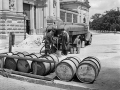 Magyarország, Városliget, Budapest XIV., Iparcsarnok., 1943, Lissák Tivadar, katonaság, Ford-márka, hordó, tankautó, rendszám, Ford V8/51, tartálykocsi, Budapest, Christian Ulrich-terv, Fortepan #72322