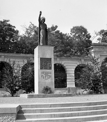 Magyarország, Vác, Schuszter Konstantin (Székesegyház) tér, a Szent István-szobor Szentesy Hiesz Géza szobrász, iparművész alkotása (1939), háttérben a Püspöki palota kertjének kerítése és kapuja látható., 1943, Lissák Tivadar, szobor, Szent István-ábrázolás, Fortepan #72325