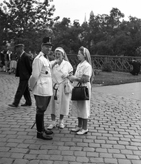 Magyarország, Budapest I., a Déli pályaudvar indulási oldala. Az Országos Gyermekvédő Liga önkéntesei., 1943, Lissák Tivadar, ápolónő, katona, karszalag, Budapest, hátratett kéz, Fortepan #72341