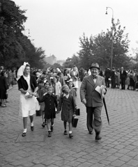 Magyarország, Budapest I., a Déli pályaudvar indulási oldala. Az Országos Gyermekvédő Liga önkéntesei és a liga szervezésében nyaralásra induló gyerekek., 1943, Lissák Tivadar, Budapest, Fortepan #72342