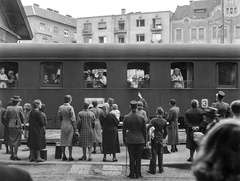 Magyarország, Budapest XII.,Budapest I., Déli pályaudvar, a háttérben az Alkotás utca épületei. Az Országos Gyermekvédő Liga szervezésében nyaralásra induló gyerekek és hozzátartozóik., 1943, Lissák Tivadar, ápolónő, pályaudvar, Budapest, Fortepan #72343