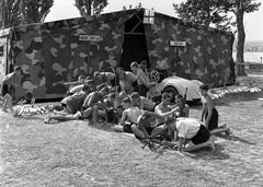 Magyarország,Balaton, Tihany, Gödrös, a honvédség központi gépkocsi javító műhelyének tanonc tábora., 1943, Lissák Tivadar, katonaság, sátor, rádió, fegyver, katona, tábor, automobil, mezítláb, Adler Trumpf Junior, puska, gépfegyver, tábla, álcafestés, terepminta, félmeztelen, Maschinengewehr 30, Danuvia 43M, Danuvia 39M, gránátvető, Fortepan #72346