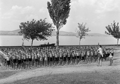 Magyarország,Balaton, Tihany, Gödrös, a honvédség központi gépkocsi javító műhelyének tanonc tábora., 1943, Lissák Tivadar, amerikai gyártmány, katonaság, automobil, mezítláb, Nash-márka, tornasor, Nash 420, félmeztelen, Fortepan #72354