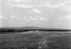 Magyarország, Velencei-tó, Dinnyés, a Sarvajcz Lajos emlékére állított kereszt, a 7-es főút felől nézve., 1943, Lissák Tivadar, emlékmű, látkép, kereszt_jelkép, Fortepan #72356