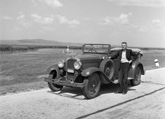 Magyarország, Velencei-tó, Dinnyés, a Sarvajcz Lajos emlékére állított kereszt, a 7-es főút felől nézve., 1943, Lissák Tivadar, amerikai gyártmány, sofőr, automobil, Nash-márka, pótkerék, Nash 420, Fortepan #72357