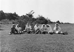 Magyarország, Farkasgyepű,Bakonyjákó, a két helység közötti kirándulás, a Frigyes főherceg üdülőtelep és erdei iskola nevelőnői., 1943, Lissák Tivadar, kirándulás, ápolónő, erdei iskola, Fortepan #72396