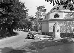 Magyarország, Balatonfüred, Blaha Lujza utca és a Kerektemplom a Jókai Mór utcából nézve., 1943, Lissák Tivadar, templom, amerikai gyártmány, automobil, Nash-márka, Nash 420, Fortepan #72423