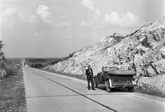 Magyarország, a 8-as főút Veszprém és Hajmáskér között., 1943, Lissák Tivadar, amerikai gyártmány, sofőr, automobil, rendszám, Nash-márka, Nash 420, Fortepan #72424