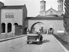 Magyarország, Székesfehérvár, Koronázó (Bazilika) tér, Romkert, háttérben a neológ zsinagóga., 1943, Lissák Tivadar, amerikai gyártmány, zsinagóga, automobil, rendszám, Nash-márka, zsidóság, Nash 420, Fortepan #72425