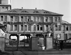 Magyarország, Budapest XVI., Mátyásföld, Újszász utca 41-43. (Keresztúri út 1-3.), Magyar Királyi Honvéd gépkocsiszertár, főkapu., 1943, Lissák Tivadar, felirat, kapu, katonaság, laktanya, Budapest, Fortepan #72442