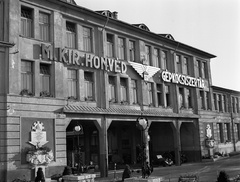 Magyarország, Budapest XVI., Mátyásföld, Újszász utca 41-43. (Keresztúri út 1-3.), Magyar Királyi Honvéd gépkocsiszertár., 1943, Lissák Tivadar, felirat, katonaság, laktanya, korona, emléktábla, Budapest, Fortepan #72443