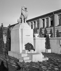 Magyarország, Budapest XVI., Mátyásföld, Újszász utca 41-43. (Keresztúri út 1-3.), Magyar Királyi Honvéd gépkocsiszertár, díszudvar., 1943, Lissák Tivadar, emlékmű, oroszlán, Budapest, Fortepan #72444