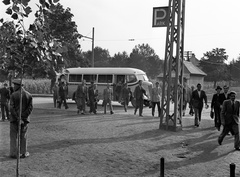 Magyarország, Budapest XVI., Mátyásföld, parkoló az Újszász utca 41-43., a Magyar Királyi Honvéd gépkocsiszertár főkapujánál., 1943, Lissák Tivadar, autóbusz, Chevrolet-márka, lengyel gyártmány, licenc, Chevrolet COE, Budapest, férfiak, Fortepan #72445