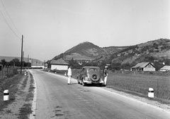 Magyarország, Visegrád, Fő utca, szemben a Fellegvár. Ford V8 Modell 48, 1935-ös kiadású személygépkocsi., 1943, Lissák Tivadar, amerikai gyártmány, Ford-márka, látkép, automobil, rendszám, Ford V8, pótkerék, Fortepan #72460