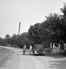 Magyarország, Ford V8 Modell 48, 1935-ös kiadású személygépkocsi., 1943, Lissák Tivadar, amerikai gyártmány, Ford-márka, automobil, Ford V8, gyárkémény, Fortepan #72463