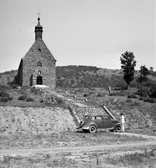 Magyarország, Mátraszentimre, Három falu temploma (Szent István király-templom). Előtérben egy Ford V8 Modell 48, 1935-ös kiadású személygépkocsi., 1943, Lissák Tivadar, amerikai gyártmány, Ford-márka, kápolna, automobil, Ford V8, Fortepan #72465