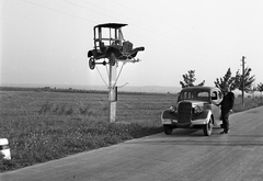 Magyarország, Balatoni műút Lepsénynél, autósmementó, előtte egy Ford V8 Modell 48, 1935-ös kiadású személygépkocsi., 1943, Lissák Tivadar, amerikai gyártmány, Ford-márka, járműroncs, automobil, Ford V8, Fortepan #72485