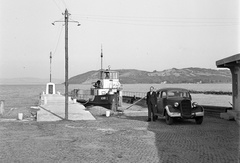 Magyarország,Balaton, Szántód, rév, előtérben egy Ford V8 Modell 48, 1935-ös kiadású személygépkocsi., 1943, Lissák Tivadar, komp, amerikai gyártmány, Ford-márka, automobil, hajóállomás, Ford V8, Komp I. hajó, Fortepan #72486