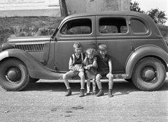 Magyarország, Balatonkeresztúr, Ady Endre utca a 7-es főút elágazásánál. Ford V8 Modell 48, 1935-ös kiadású személygépkocsi, háttérben a katolikus templom., 1943, Lissák Tivadar, amerikai gyártmány, Ford-márka, gyerekek, automobil, Ford V8, autón ülni, Fortepan #72487