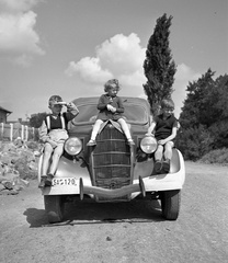 Magyarország, Balatonkeresztúr, Ford V8 Modell 48, 1935-ös kiadású személygépkocsi., 1943, Lissák Tivadar, amerikai gyártmány, Ford-márka, gyerekek, automobil, Ford V8, autón ülni, Fortepan #72490