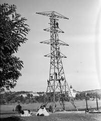 Magyarország, Máriabesnyő, Gödöllő, háttérben a kegytemplom., 1943, Lissák Tivadar, templom, építkezés, távvezeték, katolikus, zarándokhely, Fortepan #72542