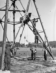 Magyarország, Máriabesnyő, Gödöllő, háttérben a kegytemplom., 1943, Lissák Tivadar, templom, építkezés, távvezeték, Fortepan #72543