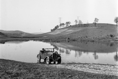 Magyarország, Domony, Domonyvölgy., 1943, Lissák Tivadar, tó, Fiat-márka, olasz gyártmány, sofőr, látkép, automobil, Fiat 508 Balilla, távvezeték, Fortepan #72566