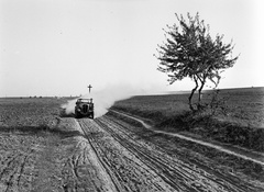 1943, Lissák Tivadar, Fiat-márka, olasz gyártmány, kereszt_jelkép, automobil, feszület, Fiat 508 Balilla, por, Best of, Fortepan #72573