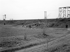 Magyarország, Budapest XVII., Rákoskeresztúr, távvezeték átvezetése a Budapest - Lőkösháza vasútvonal felett az Újmajori dűlő és az 513. utca között., 1943, Lissák Tivadar, vasút, vasúti jelző, rom, állvány, Budapest, Fortepan #72587