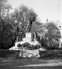 Magyarország, Kalocsa, Szentháromság tér, Hősi emlékmű (Sidló Ferenc, 1930.)., 1943, Lissák Tivadar, emlékmű, barokk-stílus, püspöki palota, Oswald Gáspár-terv, Fortepan #72595