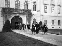 Magyarország, Kalocsa, Érseki palota, a Budapesti Kórus tagjai., 1943, Lissák Tivadar, barokk-stílus, palota, püspöki palota, Oswald Gáspár-terv, Fortepan #72601