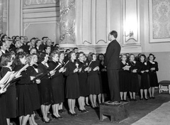 Magyarország, Kalocsa, Nagyboldogasszony Főszékesegyház, a Budapesti Kórus hangversenye, a karnagy Bárdos Lajos., 1943, Lissák Tivadar, kórus, templombelső, karmester, Fortepan #72603