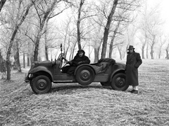 Magyarország, Máriabesnyő, Gödöllő, balra a kegyhely kerítése, Tempo G 1200 típusú személygépkocsi., 1943, Lissák Tivadar, magyar gyártmány, licenc, automobil, pótkerék, Tempo G 1200, Vehiculum-márka, Fortepan #72611