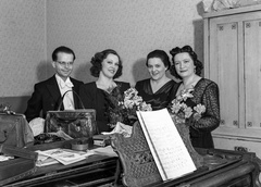 1944, Lissák Tivadar, musical instrument, tableau, women, suitcase, flower, interior, piano, man, handbag, sheet music, bow tie, Friedrich Ehrbar-brand, Fortepan #72652