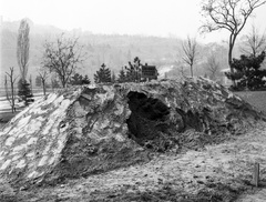 Hungary, Tabán, Budapest I., Szarvas tér, "LÉGO-HOMOK" / tűzoltásra szolgáló homokkupac, háttérben a Hegyalja út a Gellért-hegy oldalában., 1944, Lissák Tivadar, board, air defense sand, Budapest, Fortepan #72660