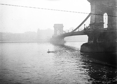 Hungary, Budapest I., Széchenyi Lánchíd a budai alsó rakpartról nézve., 1944, Lissák Tivadar, bridge, Danube, fog, Budapest, suspension bridge, William Tierney Clark-design, Fortepan #72661