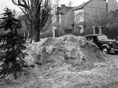 Hungary, Városmajor, Budapest XII., "LÉGO-HOMOK" / tűzoltásra szolgáló homokkupac, a háttérben az Ignotus (Klára) utca melletti házak láthatók., 1944, Lissák Tivadar, street view, automobile, board, air defense sand, Budapest, Fortepan #72664