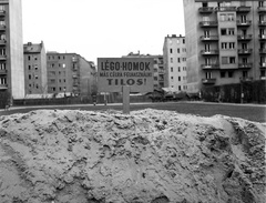 Hungary, Budapest XIII., Szent István park, "LÉGO-HOMOK" / tűzoltásra szolgáló homokkupac, a háttérben szemben a Csanády utca melletti házak láthatók., 1944, Lissák Tivadar, label, street view, board, air defense sand, Budapest, Fortepan #72666