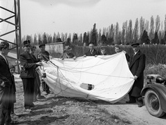 Hungary, Budapest X., Fűz utca - Tarkarét utca sarok, a távvezetéken felakadt Sztálin-gyertya (szovjet világítóbomba) ejtőernyője., 1944, Lissák Tivadar, cemetery, automobile, power line, parachute, Budapest, Fortepan #72685