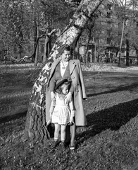 Hungary, Városmajor, Budapest XII., háttérben a Szilágyi Erzsébet (Olasz) fasor az Ezredes utca torkolatánál., 1944, Lissák Tivadar, Budapest, lady, girl, wood, sunshine, Fortepan #72688