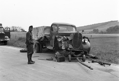 1944, Lissák Tivadar, Gerrman brand, Hungarian brand, accident, commercial vehicle, Ford-brand, wreck, soldier, Weiss Manfréd-brand, license, Fortepan #72727