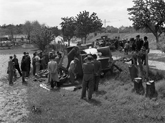 Magyarország, Kistarcsa, Szabadság út a Széchenyi utcai aluljáró felé nézve. A töltésen túl a Hunyadi utca házai látszanak., 1944, Lissák Tivadar, baleset, csoportkép, teherautó, traktor, H.S.C.S.-márka, vontató, csoportosulás, bámészkodás, helyszínelés, Fortepan #72733