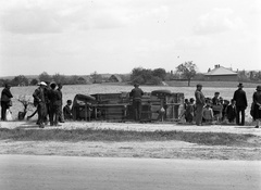 Magyarország, Kistarcsa, Szabadság út a mai Ifjúság térnél., 1944, Lissák Tivadar, baleset, teherautó, csoportosulás, bámészkodás, Fortepan #72734